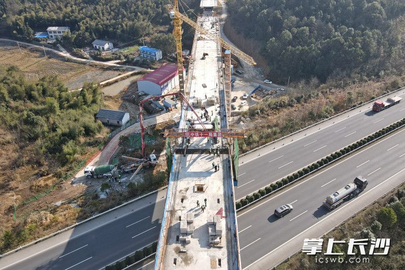 图为常益长铁路跨岳临高速特大桥连续梁施工现场。