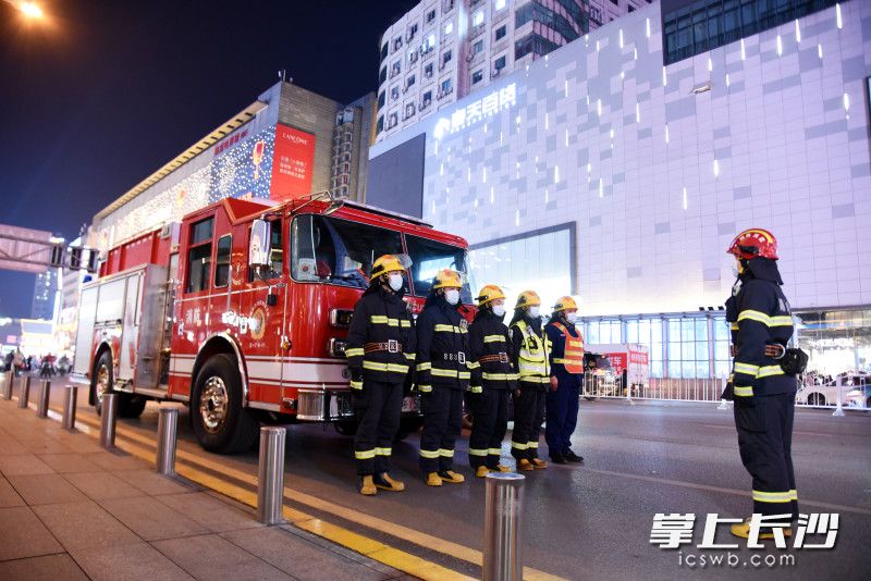 2020年12月31日晚，五一广场消防救援站消防指战员在平和堂商场楼下值守。长沙晚报全媒体记者 刘琦 摄