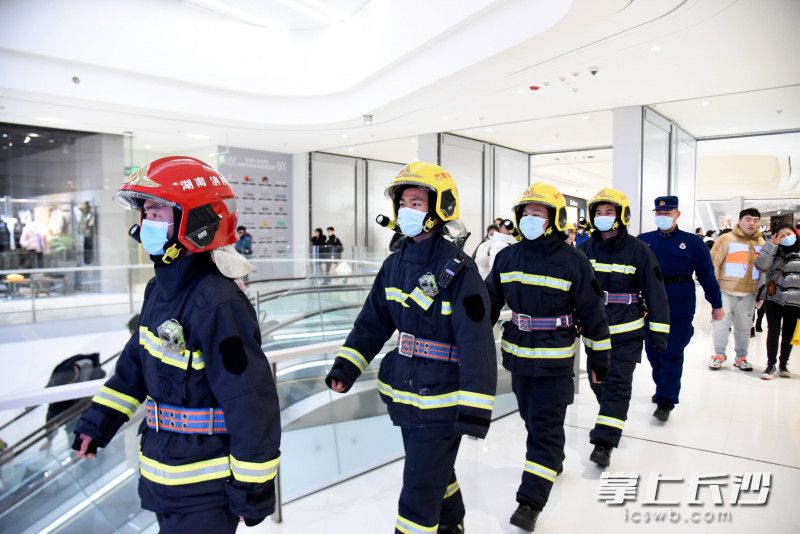 长沙国金中心内，消防指战员巡查守护消防安全。长沙晚报全媒体记者 刘琦 摄