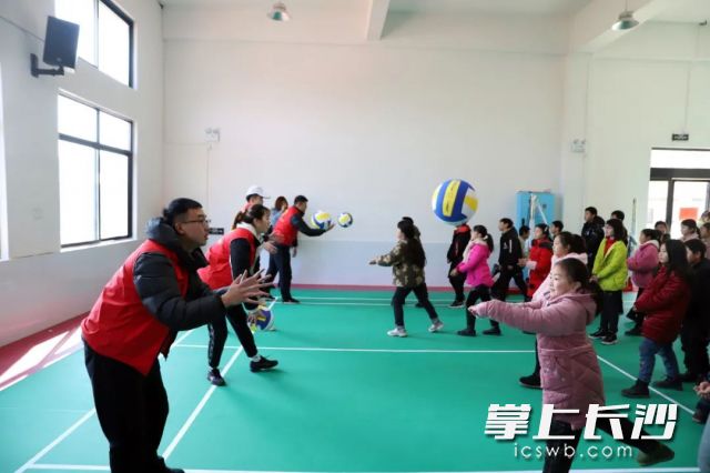 活动现场组织了一场气排球趣味游戏。