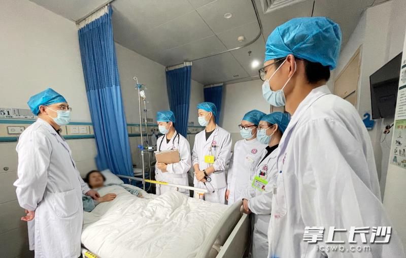 钟常青副主任医师等查看韩女士的恢复情况。