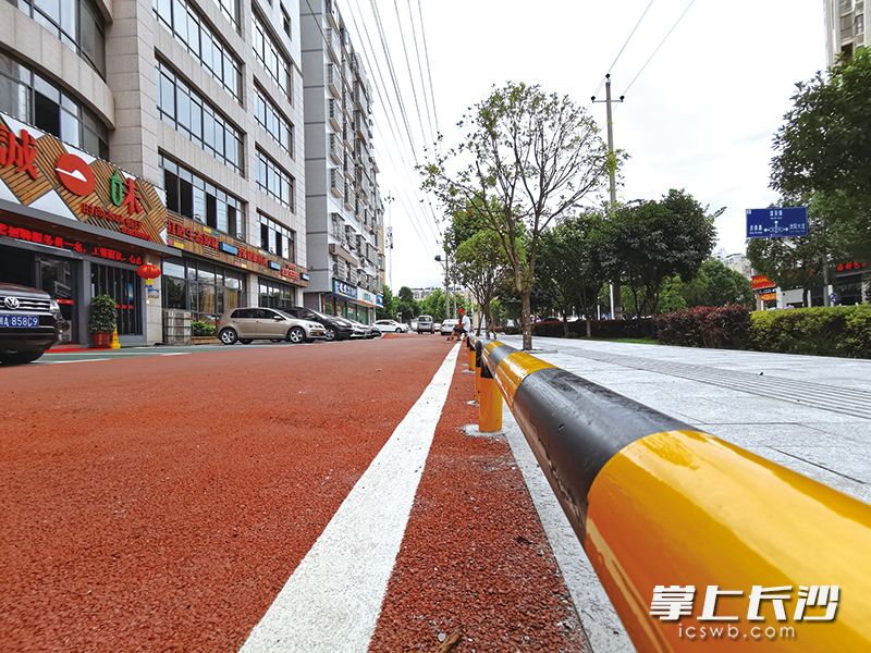 在浏阳城区东沙路，进行了人行道改造，新增无障碍设施，合理施划机动车停车位。胡吉星 摄