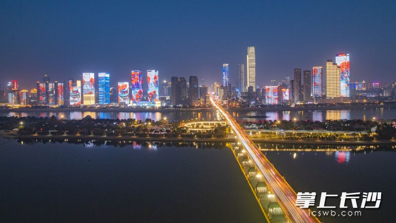 湘江两岸华灯齐放，林立高楼的各种灯光与景观交相辉映，璀璨靓丽的长沙城在清新夜色中如梦如幻。