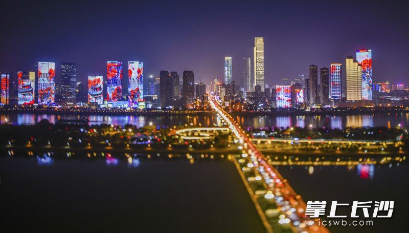 移轴镜头里的湘江两岸，各式灯光一齐勾勒出城市最美的模样。