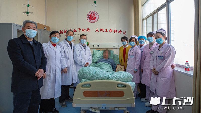 湖南省红十字会、湖南省红十字会造血干细胞中心、中南大学湘雅三医院相关负责人及血液科医护人员与捐献者合影。