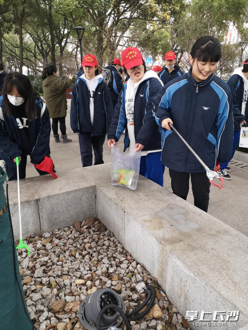 长沙雅礼实验中学1807班志愿者在湘江风光带上清理垃圾。