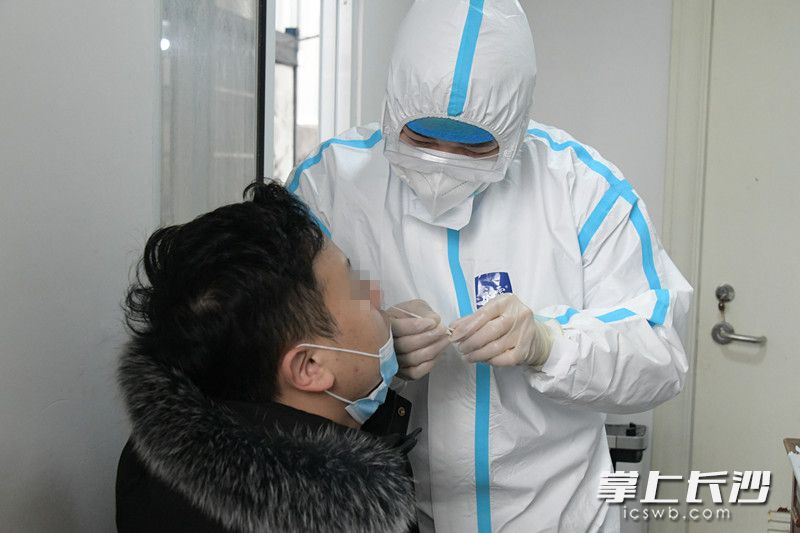 湖南航天医院的工作人员正在为群众进行核酸采样检测。均为长沙晚报通讯员 张璋 摄