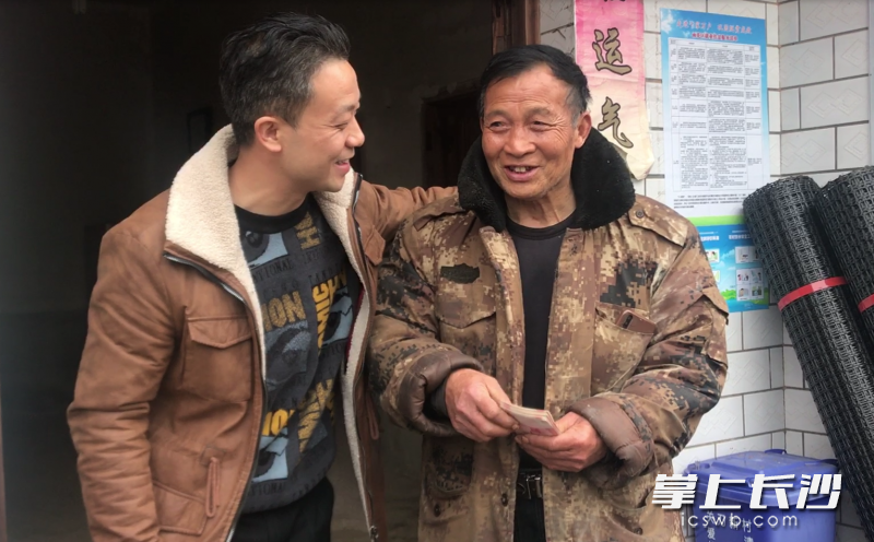 陈炳阳（右）收到爱心企业的购物款后乐开怀。