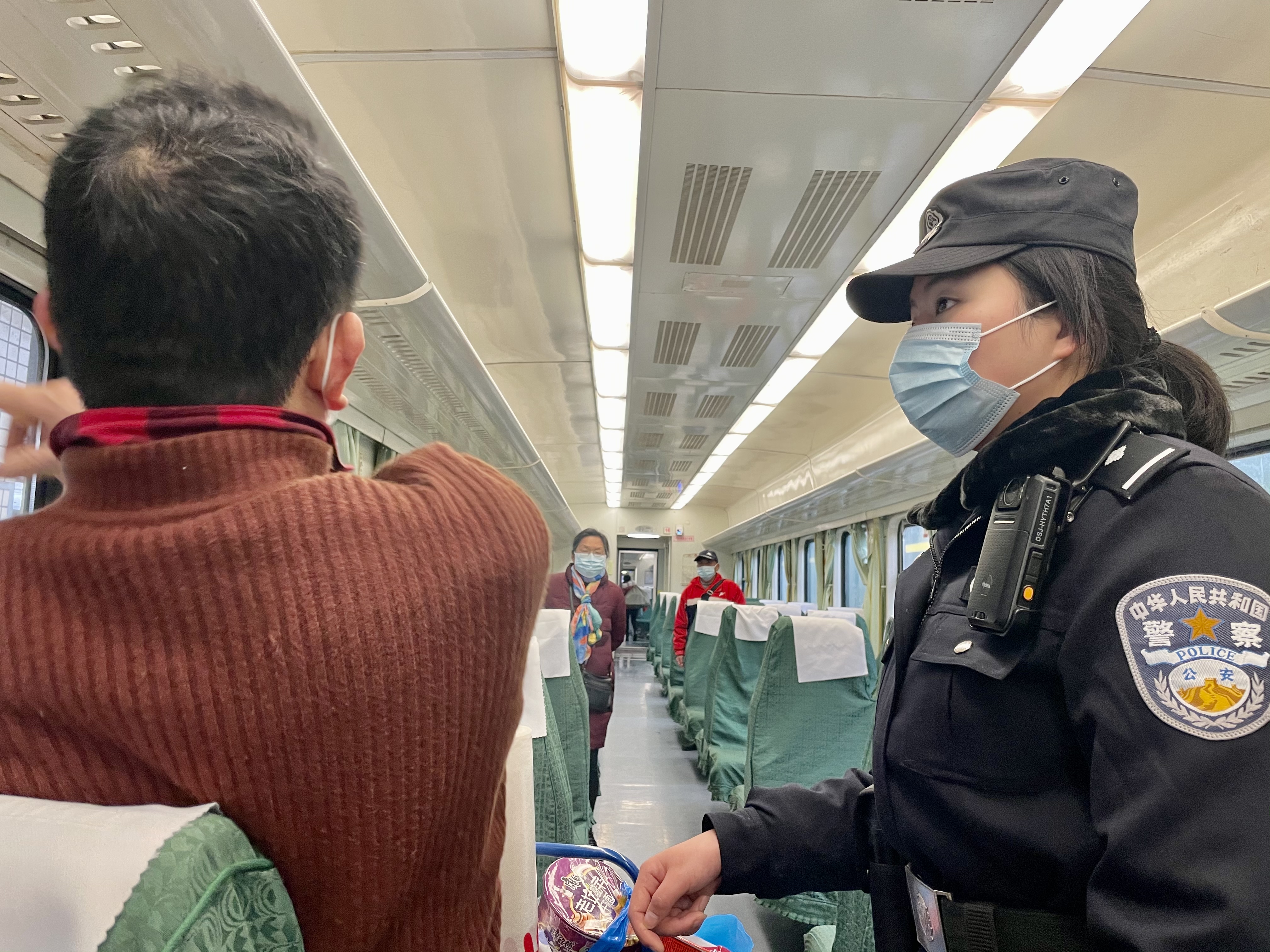 在列车上，张晨正在提醒乘客注意把行李放稳当。长沙晚报全媒体记者 聂映荣 摄