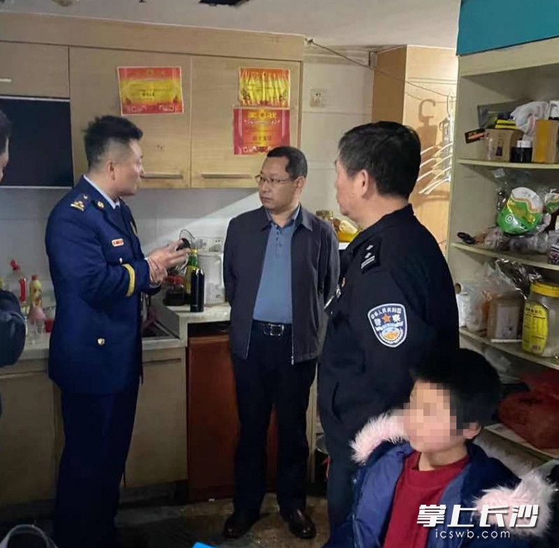 执法人员在菲宇酒店发现诸多违规问题,立即向带队领导汇报。
