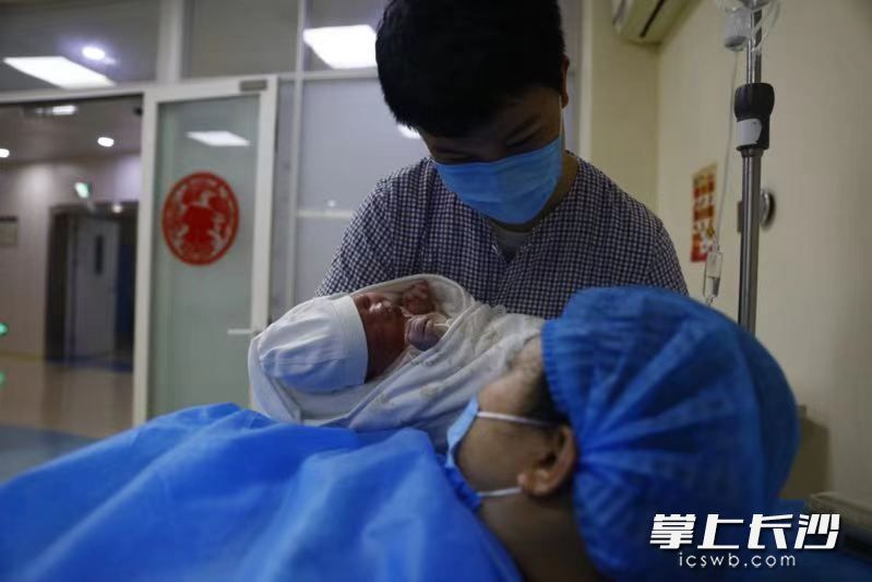 2月12日1时32分，湖南省妇幼保健院，第一个“牛宝宝”顺利诞生，体重3350克。均为长沙晚报通讯员 韩旭 供图