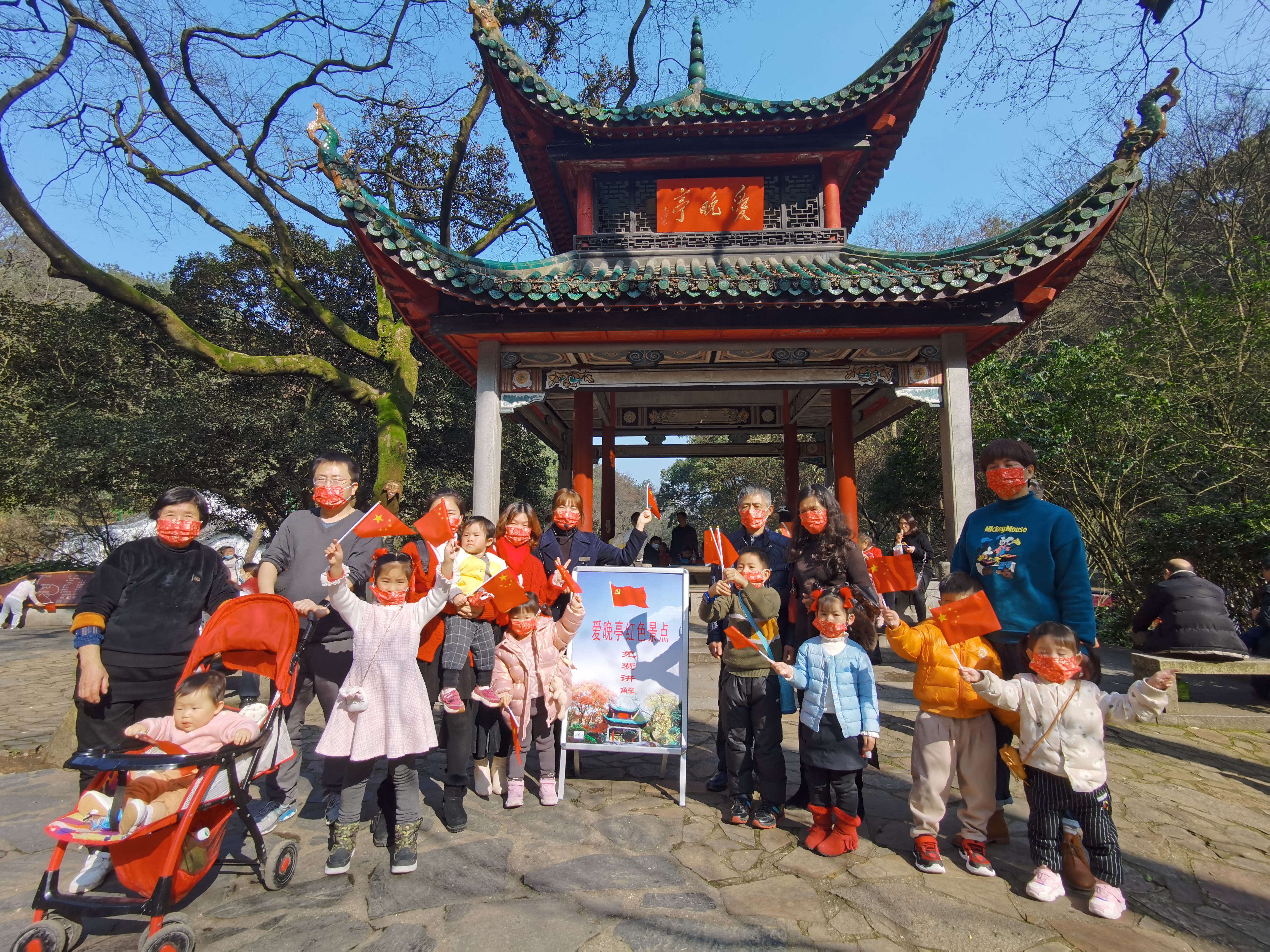 许多“家庭团”、“班级团”纷纷来到爱晚亭前接受红色文化熏陶。