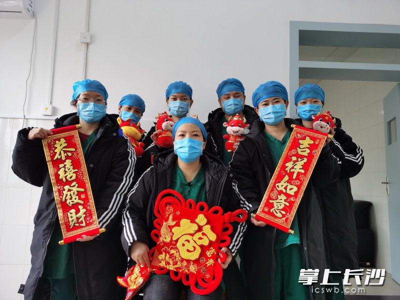 春节期间，下班走出隔离病区的医务人员，拍张新年的照片“嗨皮”一下。
