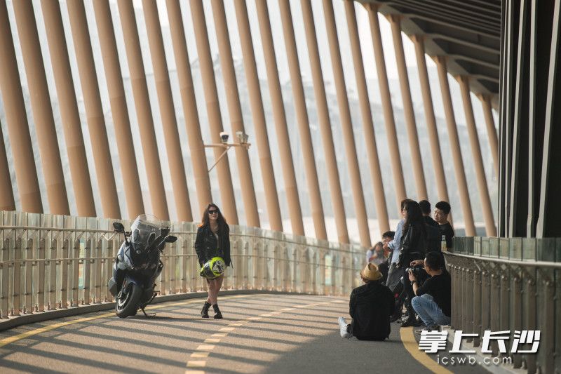 记者在汉桥上看到，不少市民和游客都趁着好天气在桥上欣赏浏阳河两岸的景色。更有不少摄影师和模特来到汉桥上，取景拍照。