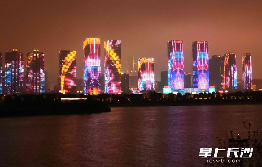 元宵节，一江两岸夜景开启“节日模式”，为市民营造喜庆的节日氛围。全媒体记者 贺文兵 摄