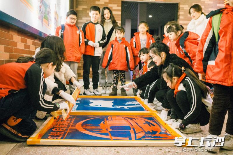 开学第一天，开福区清水塘北辰小学的师生共同绘制了中国共产党百年征程长卷。学校供图