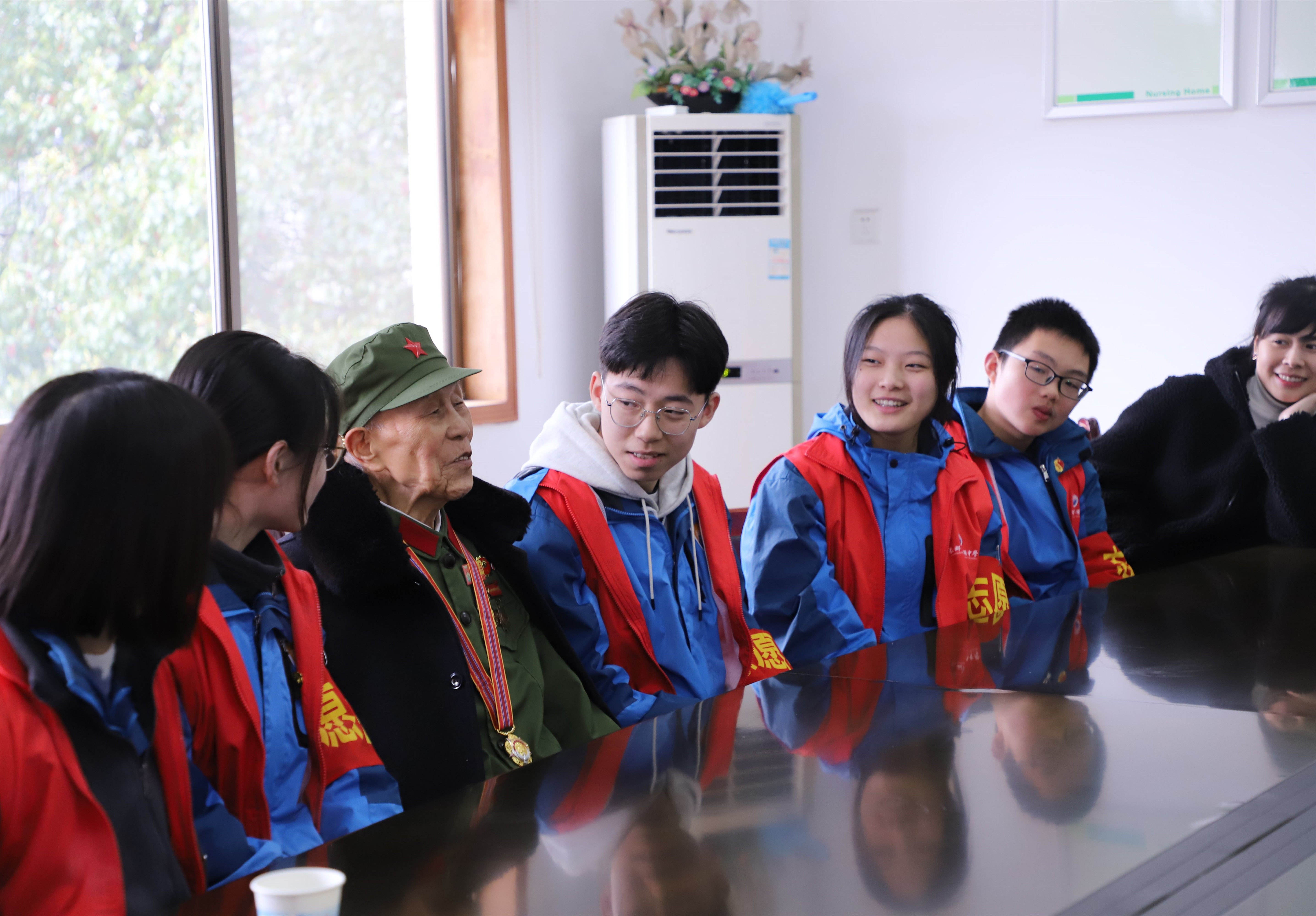 3日，长郡斑马湖中学的同学们来到谭桂辉老人的家中，看望和慰问谭老。
