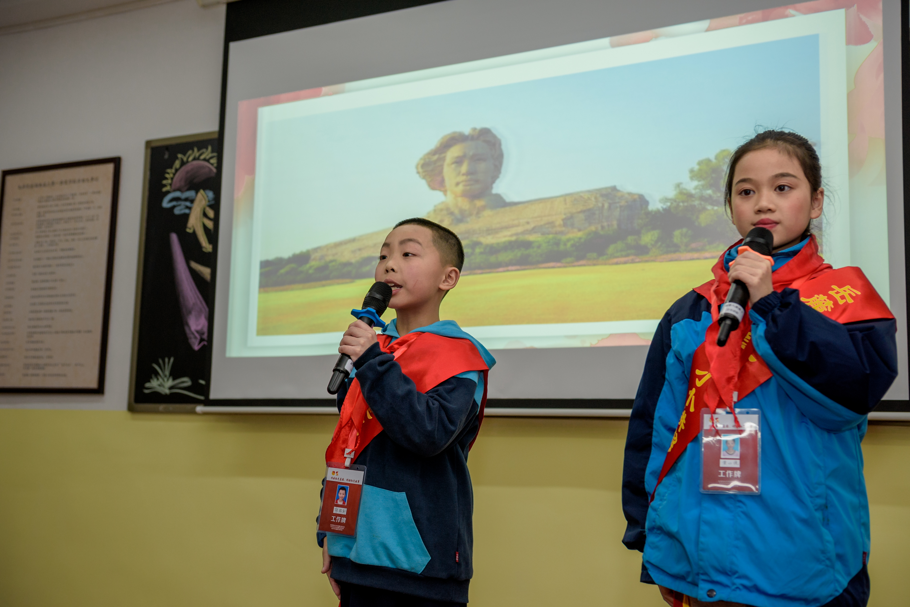 两位“小小讲解员”讲解青年毛泽东在橘子洲头的故事。