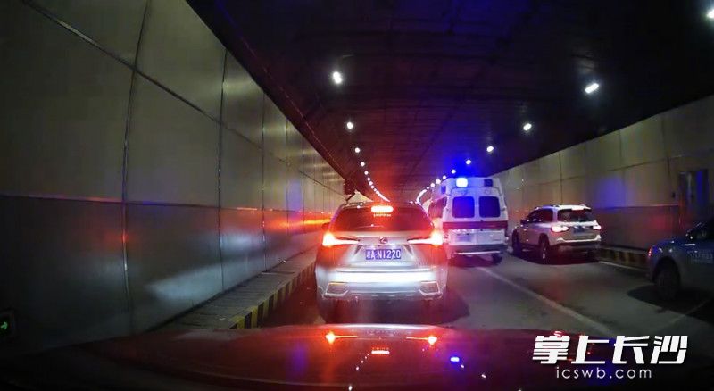 市民行车记录仪拍摄下了隧道内车辆为救护车让行的一幕。视频截图