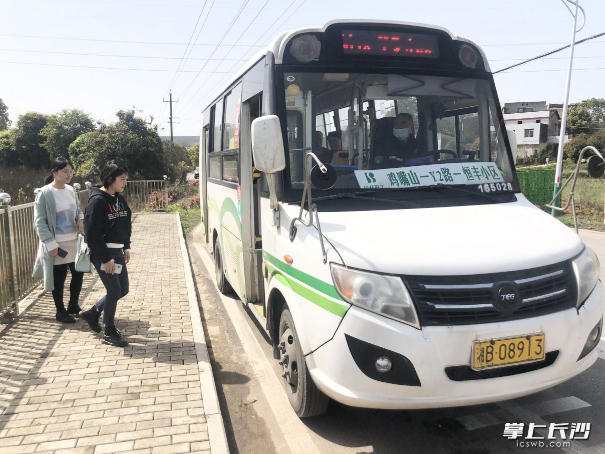 由株洲开出的公交Y2号线在跳马镇杨林新村设立了公交站点，让两地居民出行更方便。长沙晚报通讯员 高兴 摄