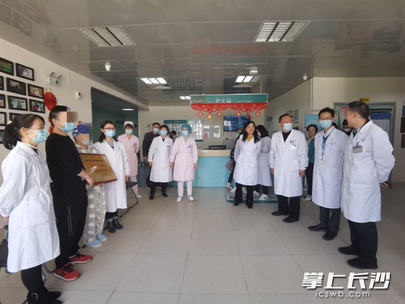 3月24日中午，湘雅三医院医护专家表达对阳女士生日及顺利出院的祝福。