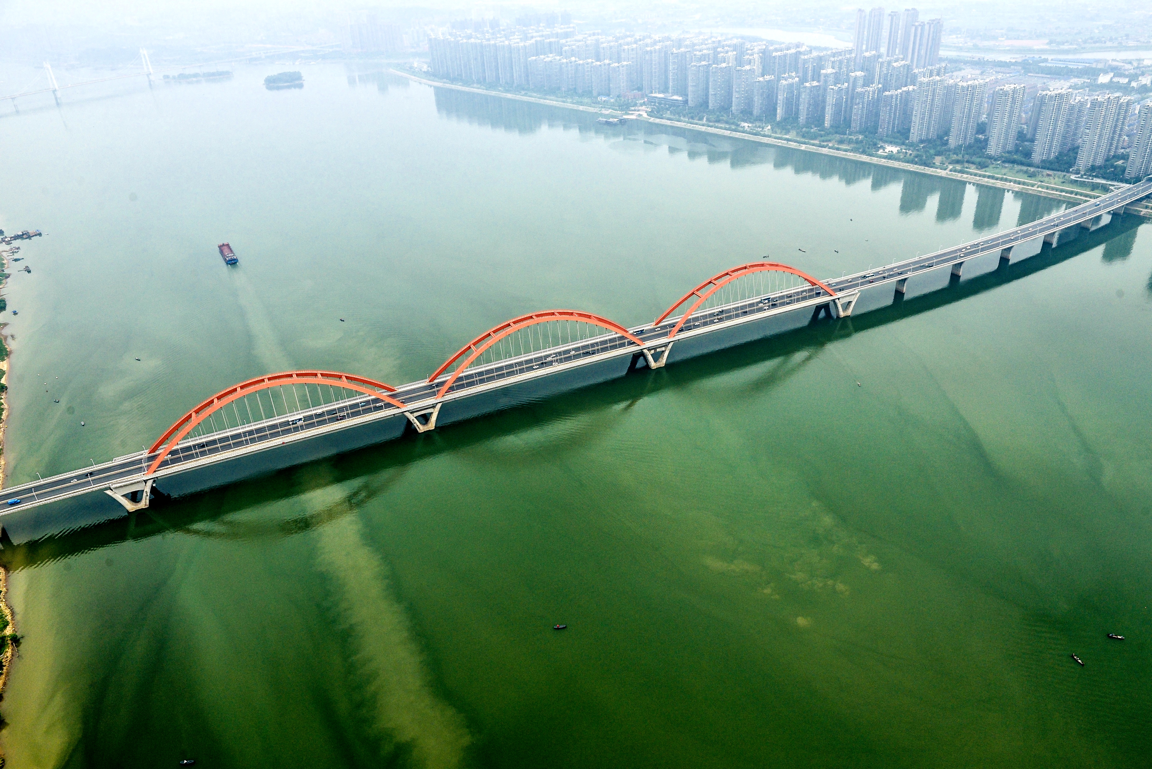 以福元路大桥为界，湘江世纪城将被分为南北两个物业片区，成立业委会精细治理。 长沙晚报全媒体记者 陈飞 摄