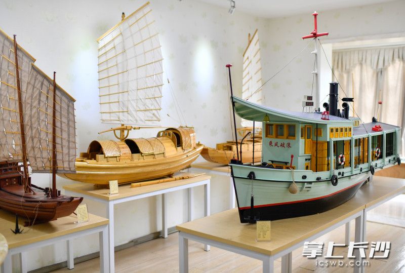 长期的坚持，刘罗三家里已经有几十艘船模了，成了一个船模展示馆。