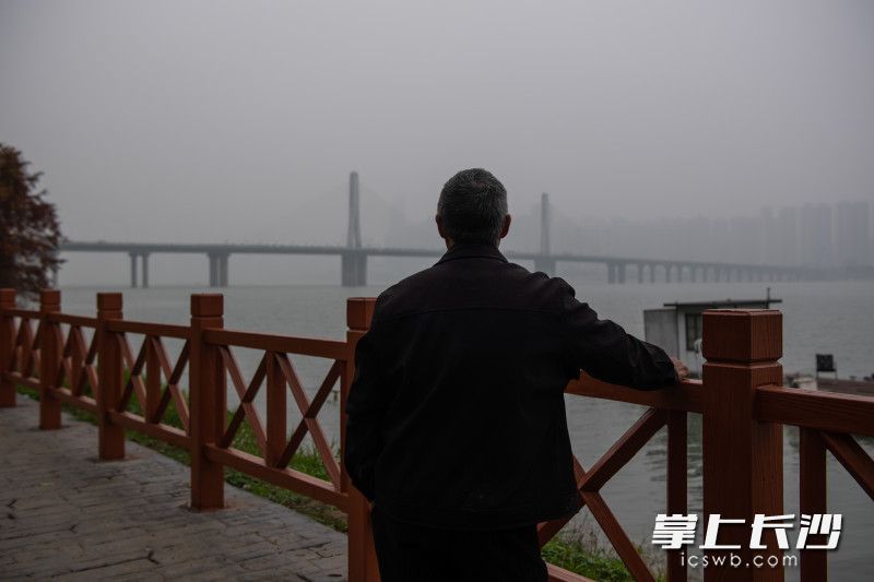 与船打交道多年，休息的时候刘爹喜欢来到湘江边走走看看。