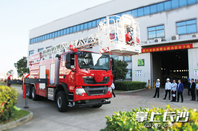 中联重科下线国内首款曲臂云梯消防车。