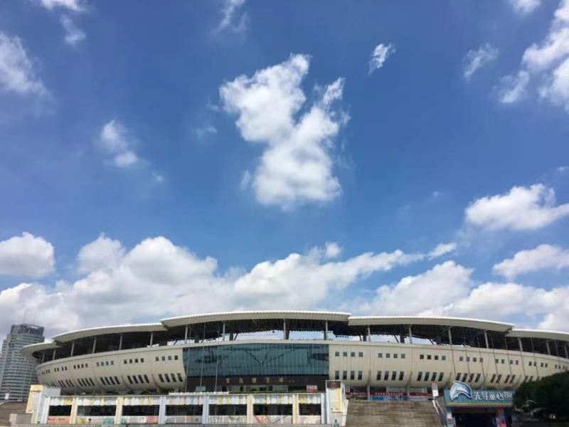 蓝天白天，衬映出贺龙体育馆的雄伟壮观。长沙晚报通讯员 杨威 供图