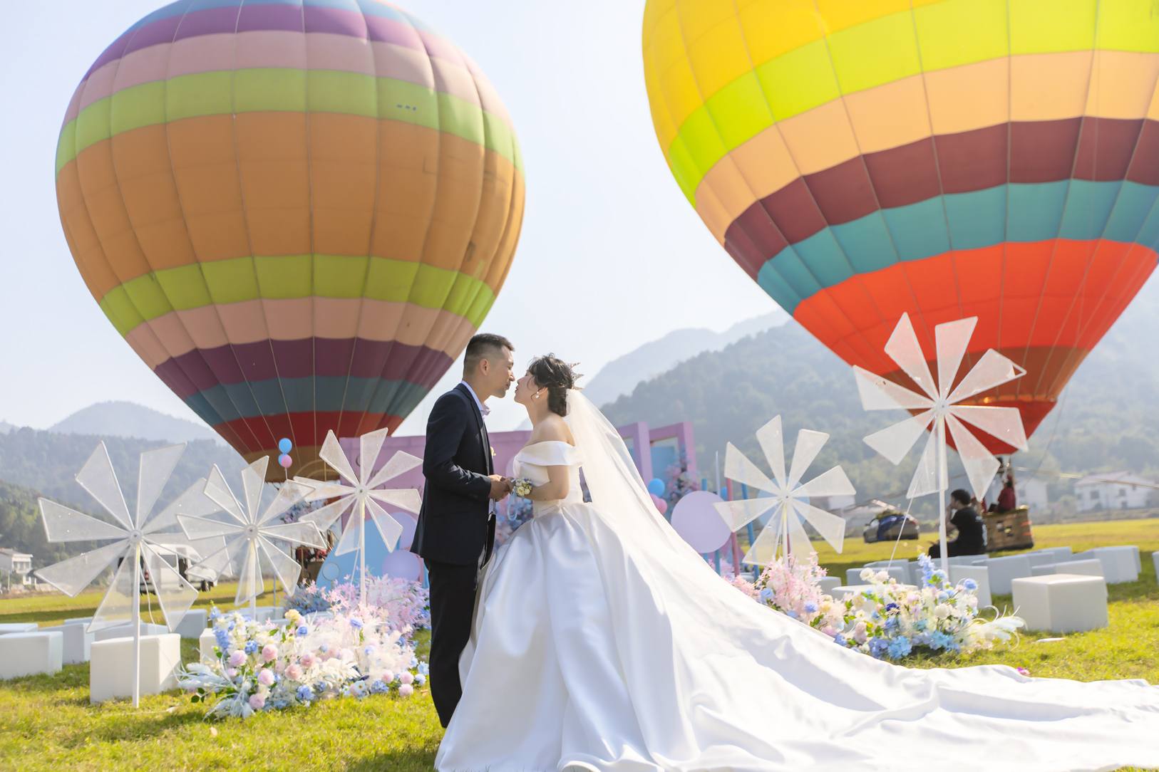 朱小勇在滑翔伞基地举行结婚仪式。