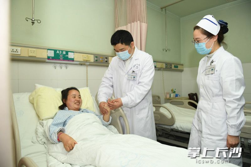 中南大学湘雅二医院骨科主任毛新展在对吴添春的恢复情况进行检查。