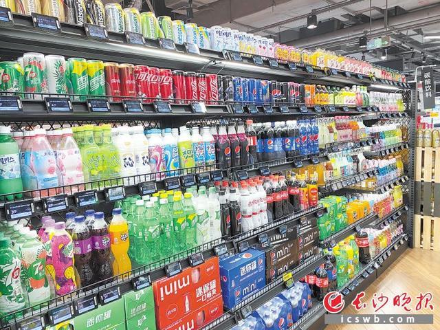 在长沙一超市的碳酸饮料货架上，主打“无糖”“0卡”的饮料很多。 长沙晚报全媒体记者 范宏欢 摄