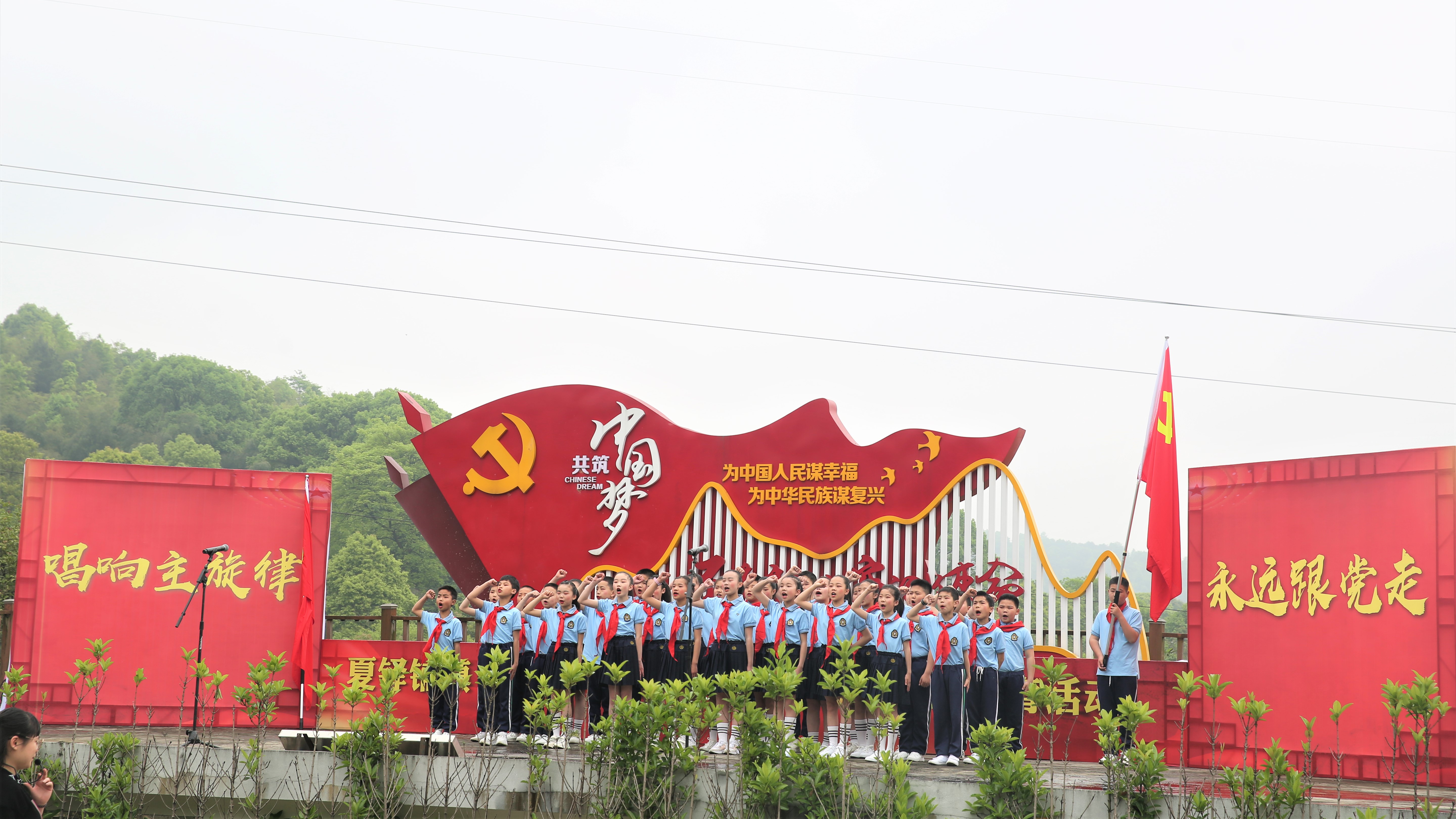 “我们是共产主义接班人……”夏铎铺镇的学生们合唱红歌，表达对党的热爱和对祖国的祝福。长沙晚报全媒体记者 张禹 通讯员 陈燕 摄影报道