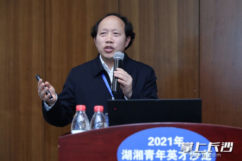 中南大学冶金与环境学院院长柴立元院士做主旨演讲。