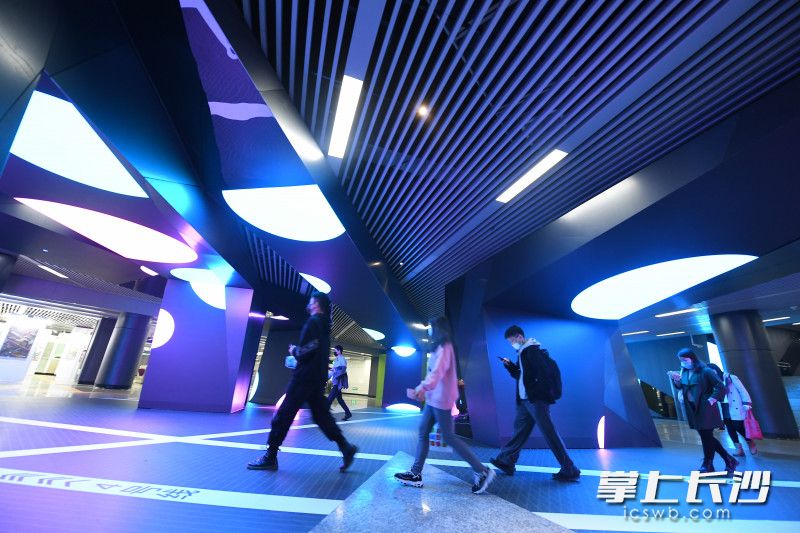 艺术馆由6个大型钢结构立体LED艺术装置构成，所有展出内容均通过双8K的分辨率进行动态化呈现。