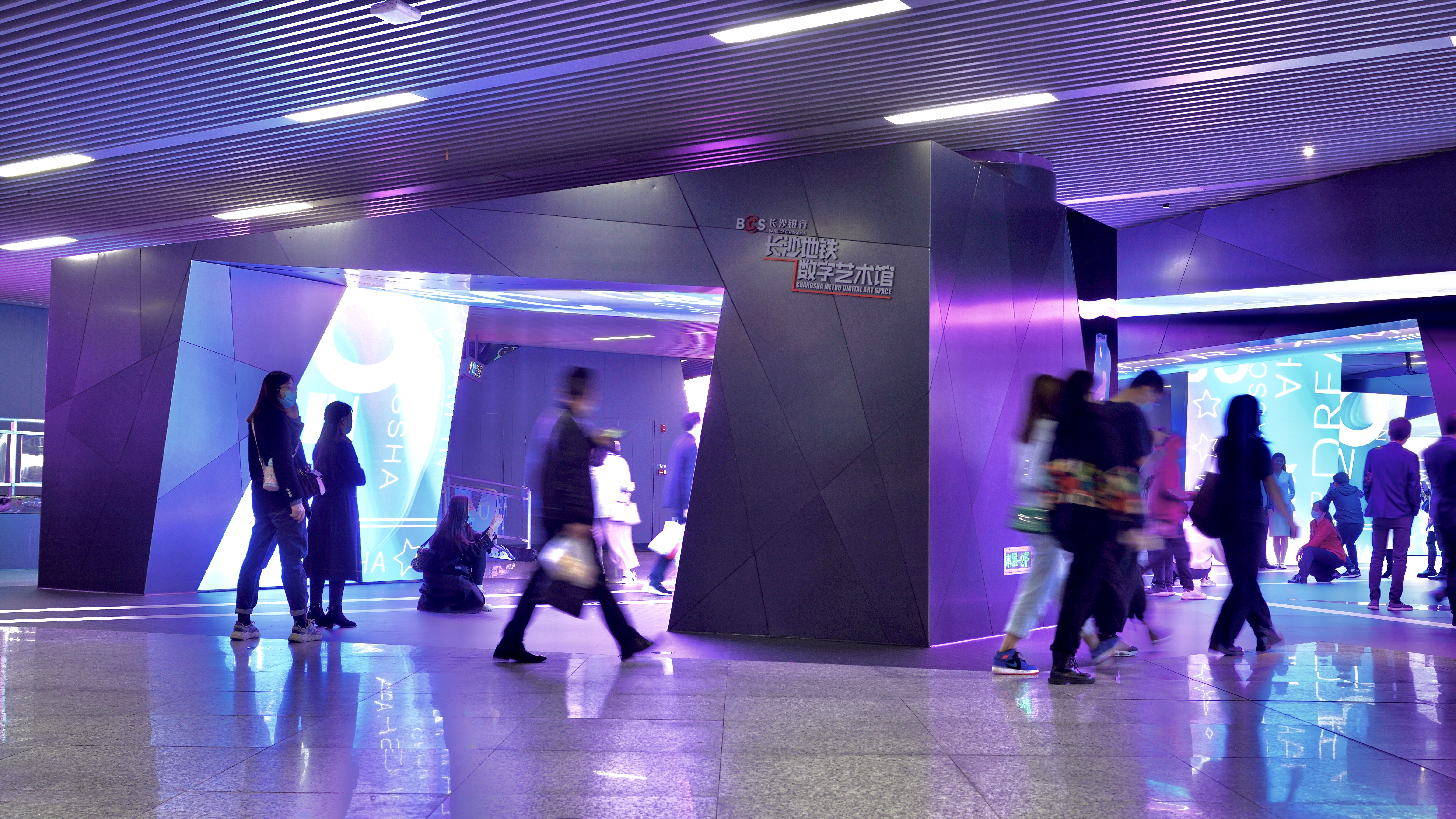 27日，长沙地铁数字艺术馆在长沙地铁溁湾镇站正式亮相，其是全国首个地铁数字媒体艺术馆。均为长沙晚报全媒体记者 陈焕明 通讯员 段玮岑 摄影报道