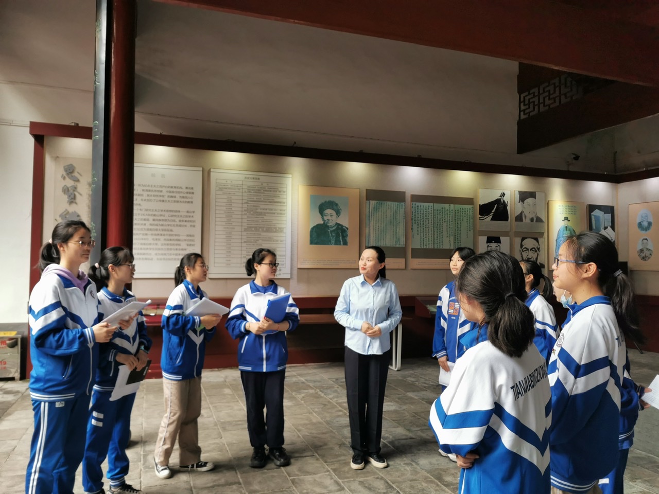 学校小小红色讲解员选拔赛中脱颖而出的13位同学，今天来到湖南自修大学参加第一次讲解员培训。