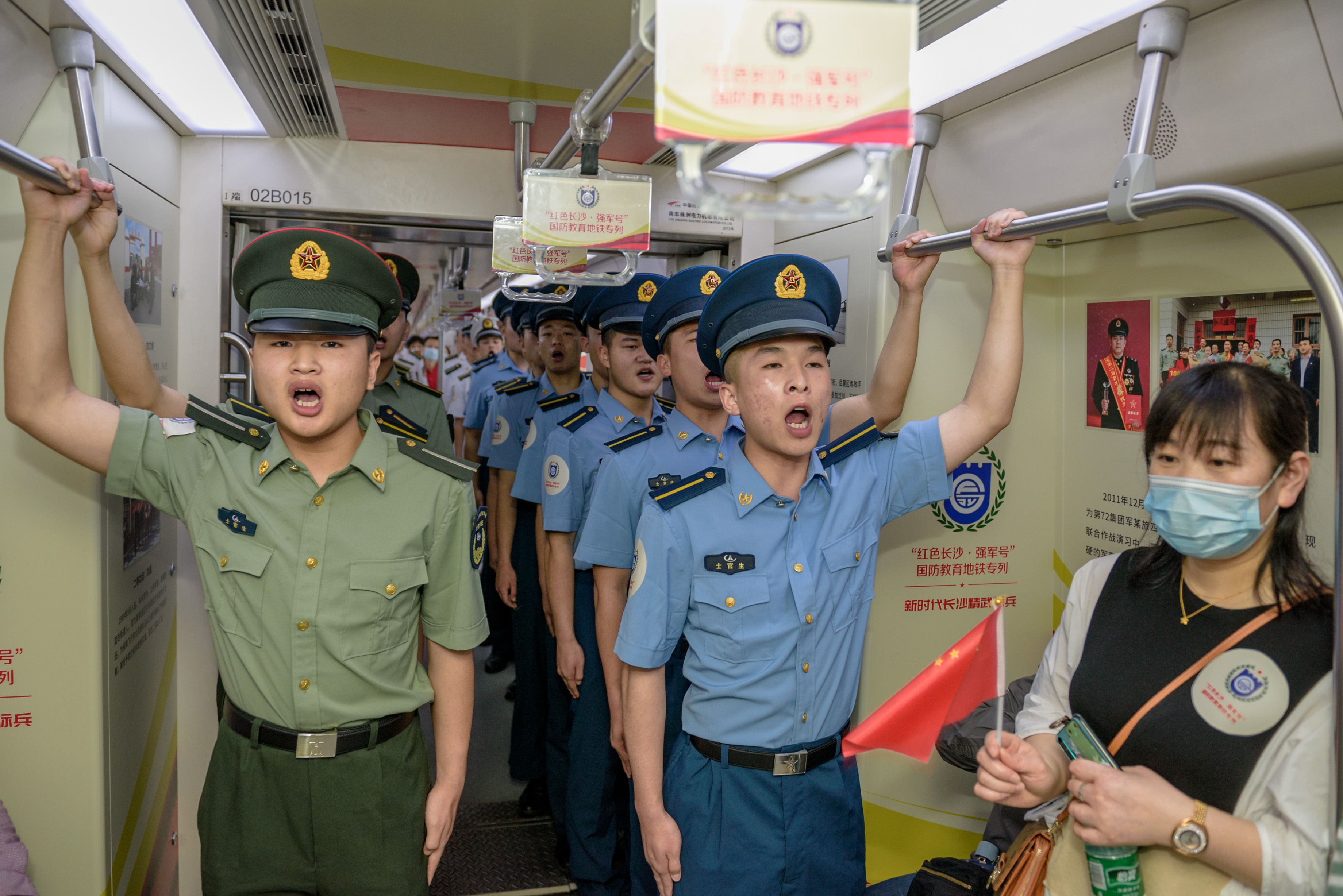 国防教育地铁专列“红色长沙·强军号”上，响起了一阵嘹亮的军歌。  长沙晚报全媒体记者 陈飞 摄