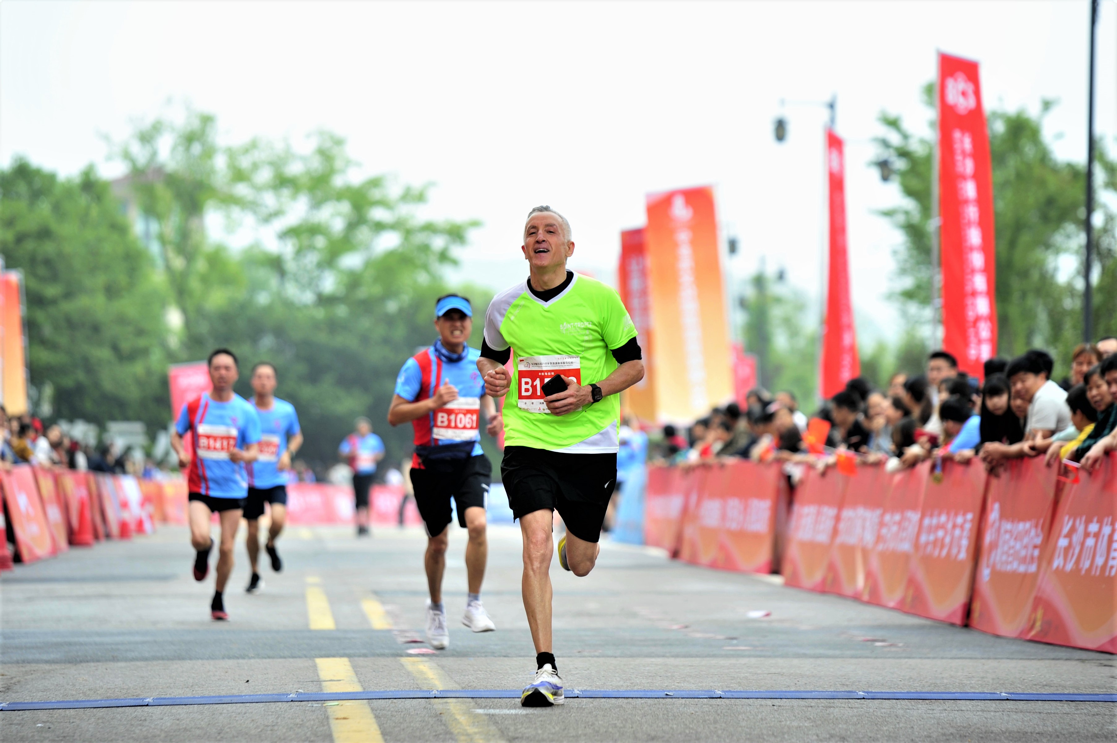 强身健体是所有人的追求，马拉松赛事吸引了国际友人参加。