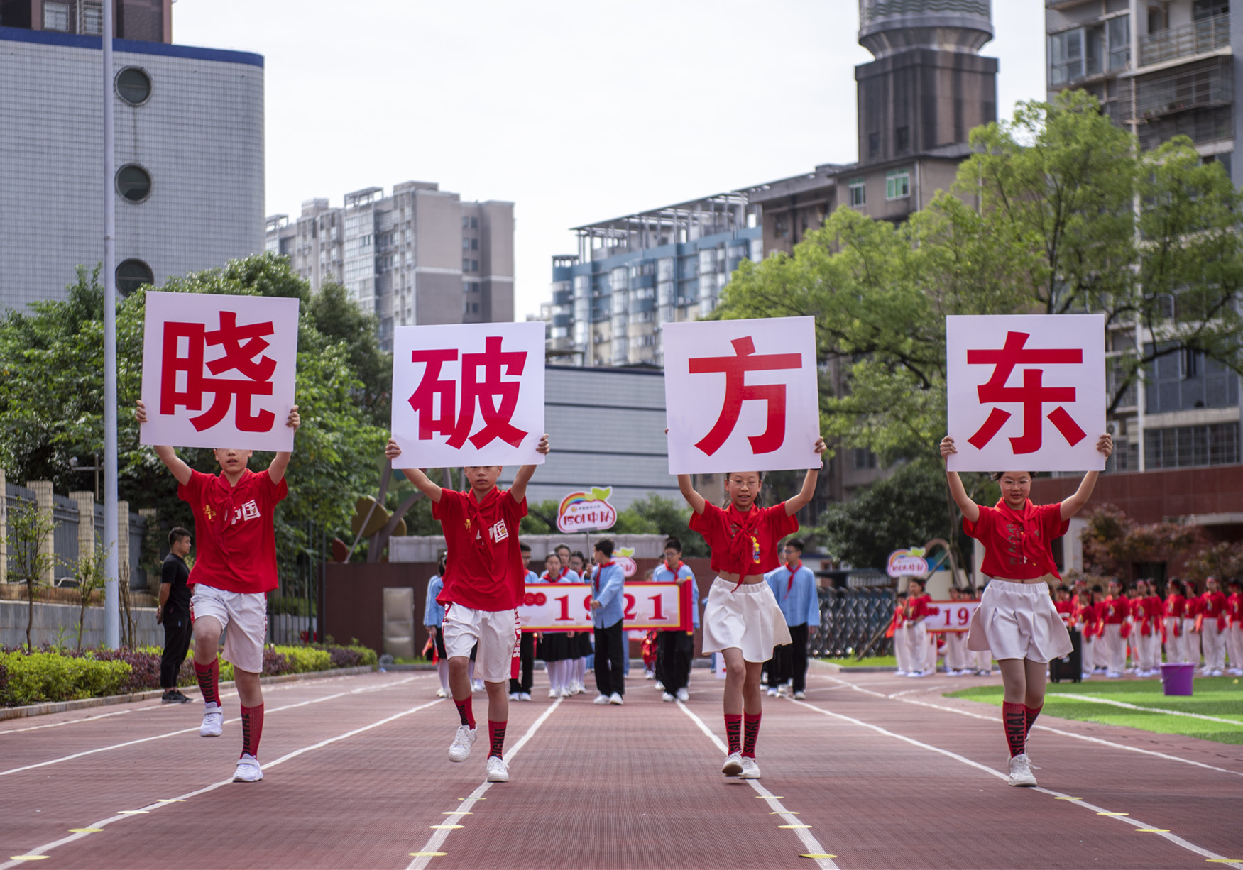 入场式上，一个个方队代表中国共产党的一个个重要历史事件。均为通讯员 王极 摄