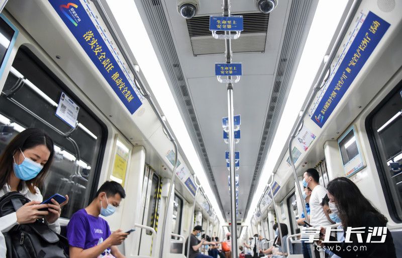 6月10日，长沙市安全文化宣传地铁专列发车，市民乘地铁感受安全文化。均为长沙晚报全媒体记者 易亿 刘琦 摄影报道