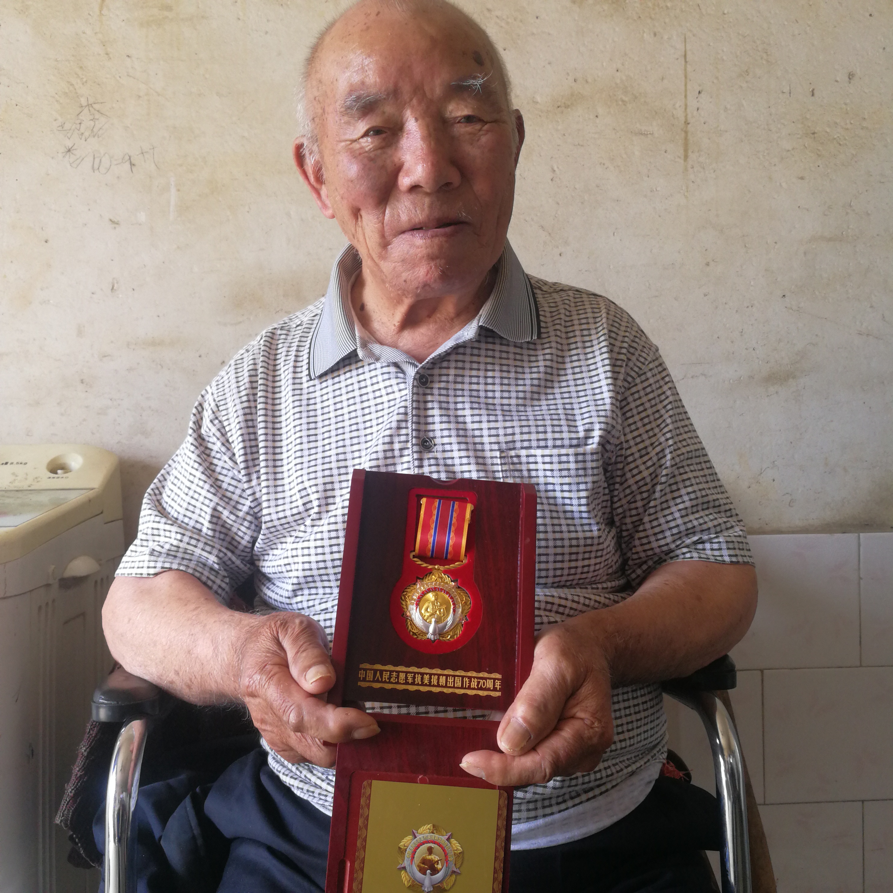 饶弟宽老人展示他获得的中国人民志愿军抗美援朝出国作战70周年纪念章。长沙晚报全媒体记者 黎铁桥摄