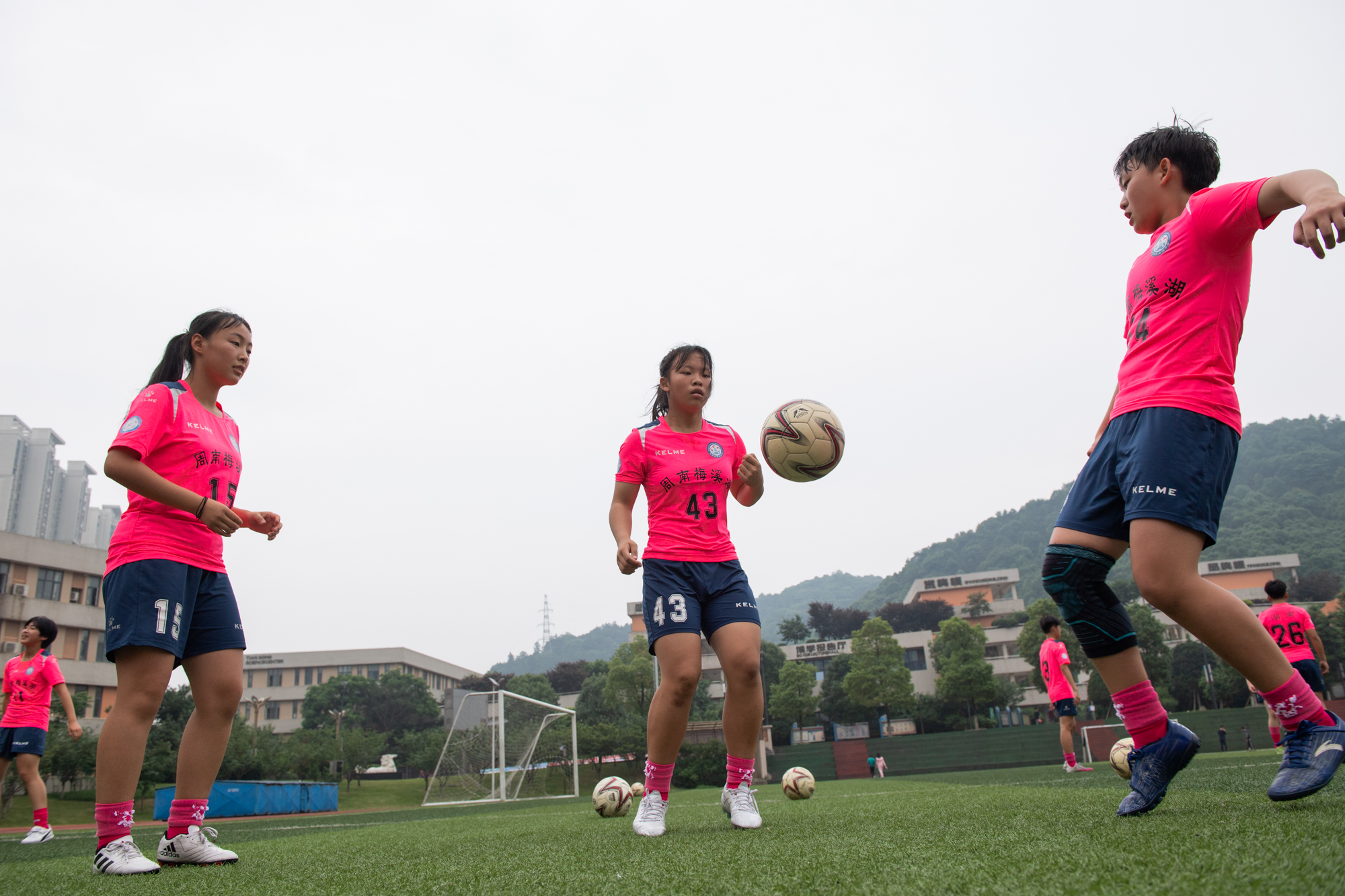 周南梅溪湖中学女子足球队正在紧张训练。邹麟 摄