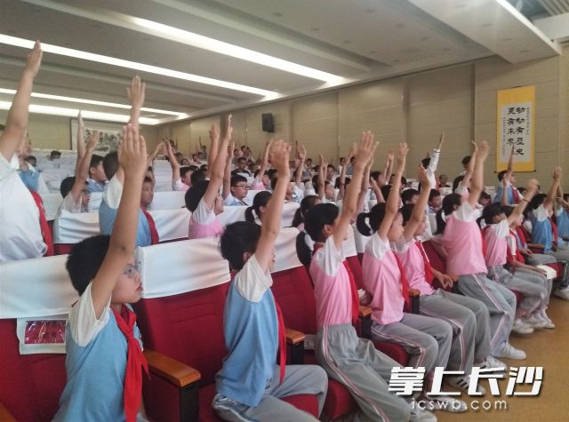 禁毒知识抢答环节，同学们纷纷举手抢答。
