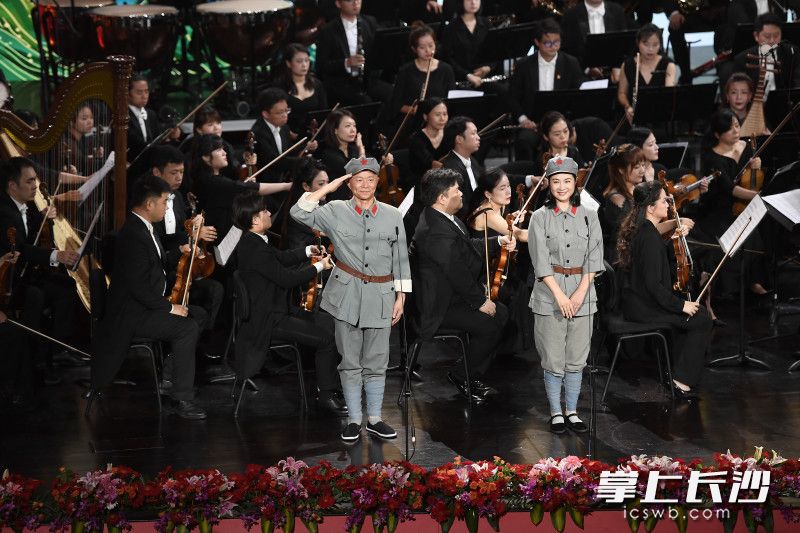 音乐会邀请众多文艺名家登台，图为王宏伟、刘一祯演原创民族歌剧《半条被子》的选段。