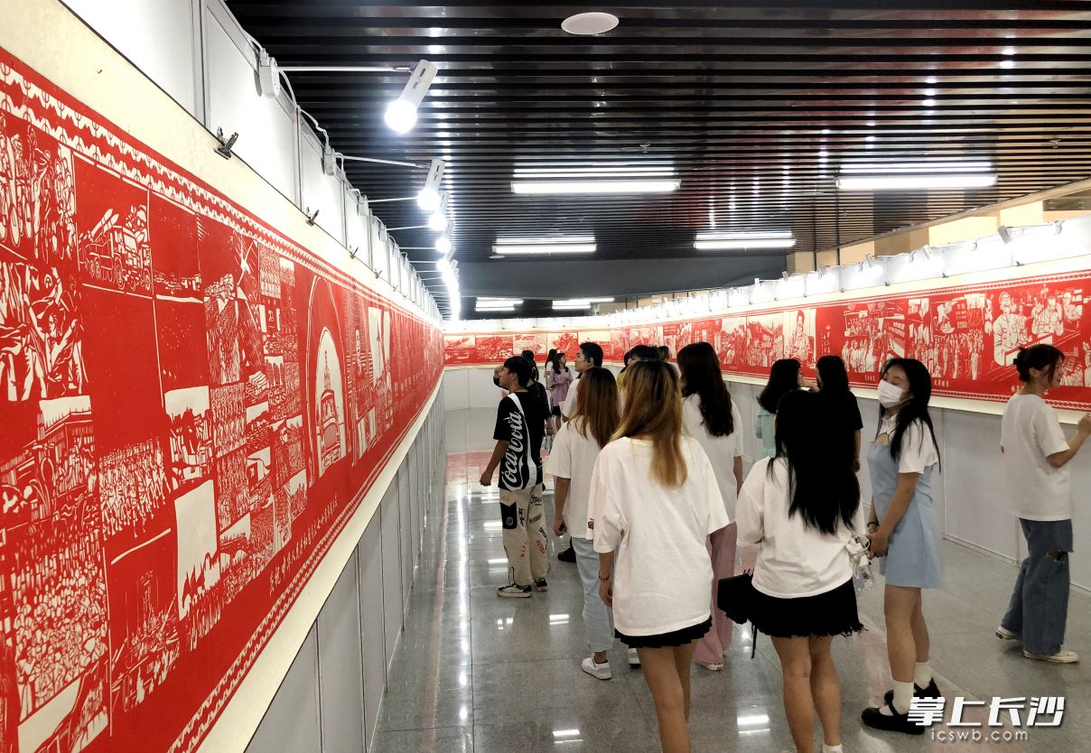 百米剪纸长卷再现了中国共产党的百年辉煌历史。这是学子们在参观展览。长沙晚报全媒体记者石祯专摄