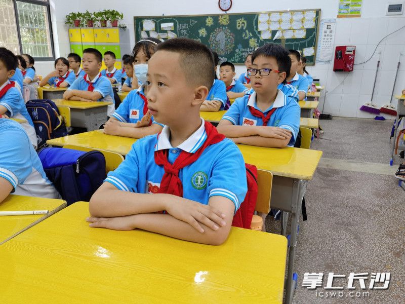 7月1日上午，岳麓区第一小学师生集中收看庆祝中国共产党成立100周年大会直播。