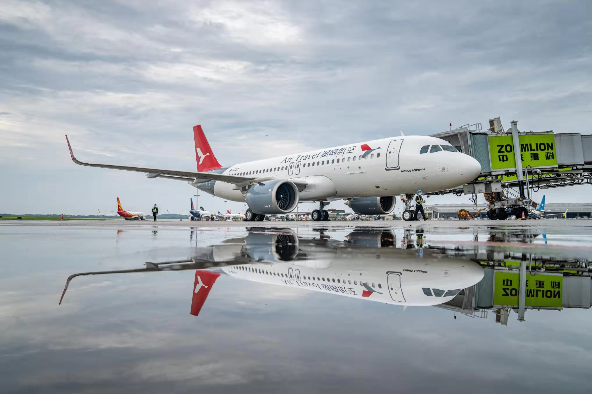 今日，湖南省首架采用融资租赁异地监管模式的飞机落地长沙。长沙海关供图