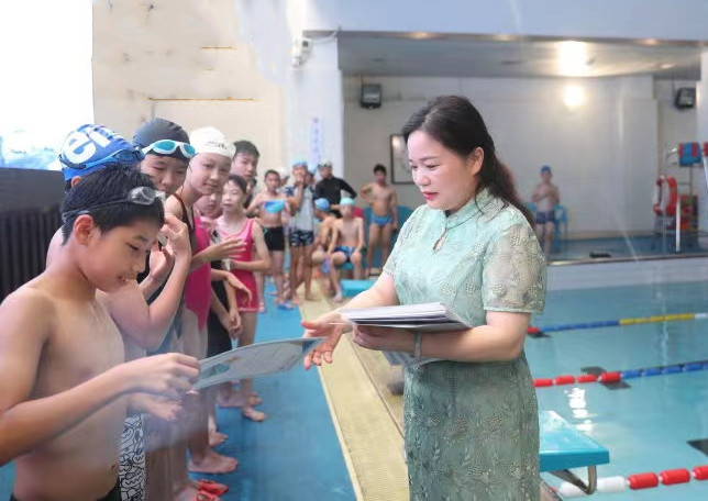 孩子们开心地领到自己的游泳课程结业证。均为长沙晚报通讯员 彭卉 供图